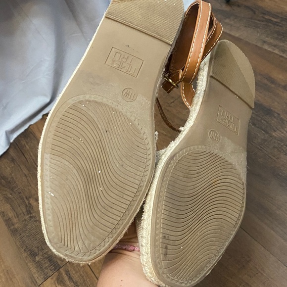 Time and Tru Tan Memory Foam Sandal - Picture 5 of 8